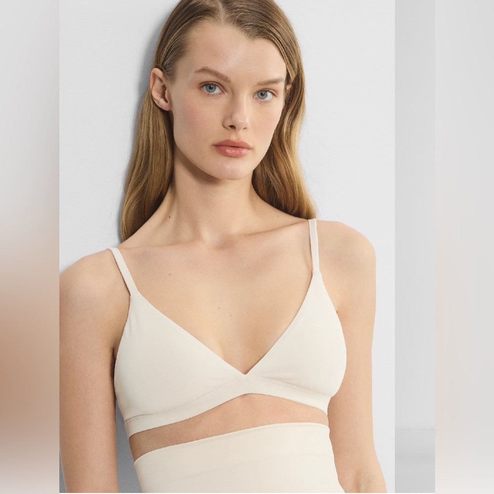 Aritzia
Original Contour Triangle Bralette in matte pearl - Picture 3 of 9